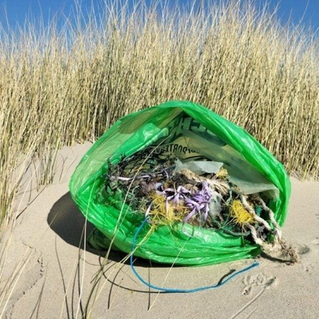 Strandschoonmaak met Vlieland Plasticvrij